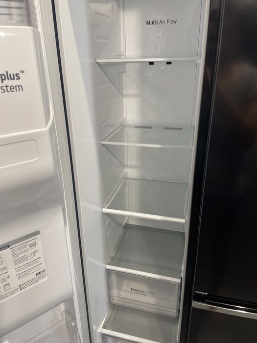 Хладилник LG Side by side с диспенсър за вода и лед