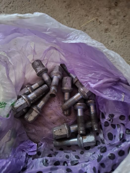 Продам болты от мерса