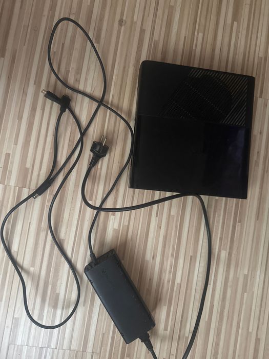 Xbox 360 + 2 джойстика + 4 игри – Готов за игра!