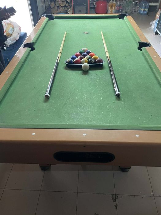 Masa de biliard bile și tacuri