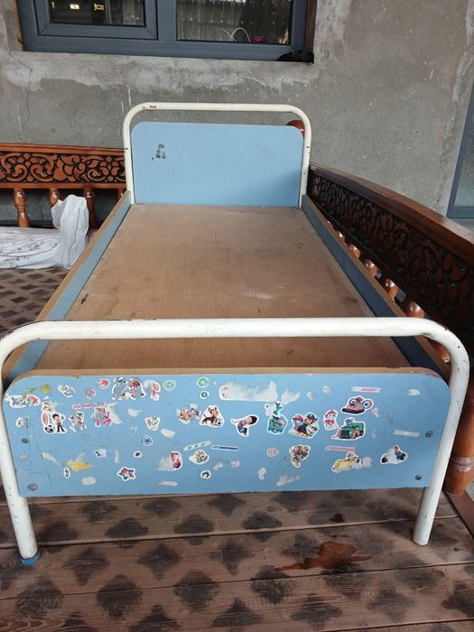 Болалар кравати сотилади