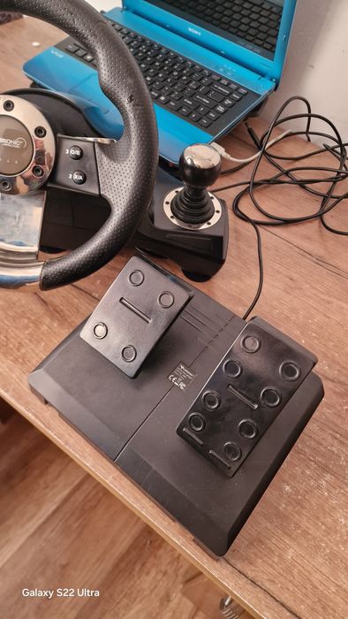 Volan gaming Drive Pro Sport pentru Ps4/Xbox One/Ps3/PC + pedale
-Roti