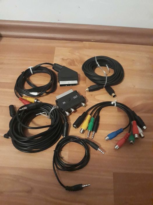 Vand diferite cabluri de conexiune/adaptor