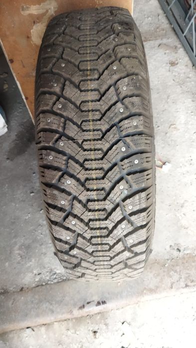 Продам зимнюю шину 205/70R15