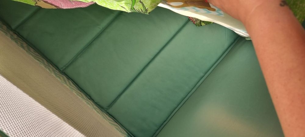 Кроватка манеж с пеленальным столиком.