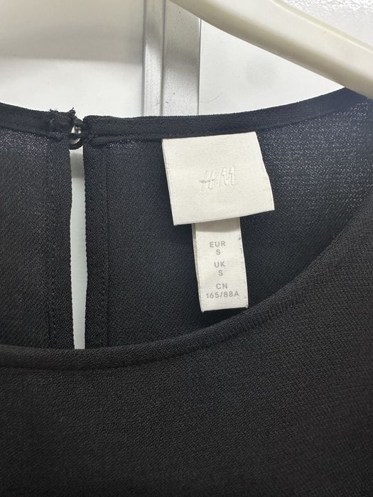 Rochie neagra H&M cu umeri bufanti