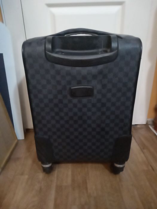 Чемодан недорого . Читайте внимательно