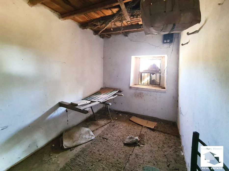 140325 Двуетажна къща с двор и стоп. постройки в с. Горна Липница