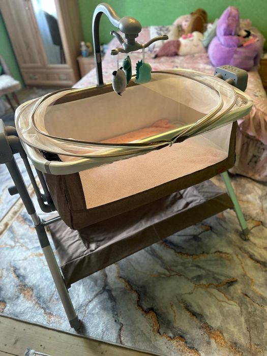 Pătuț electric cu balansoar