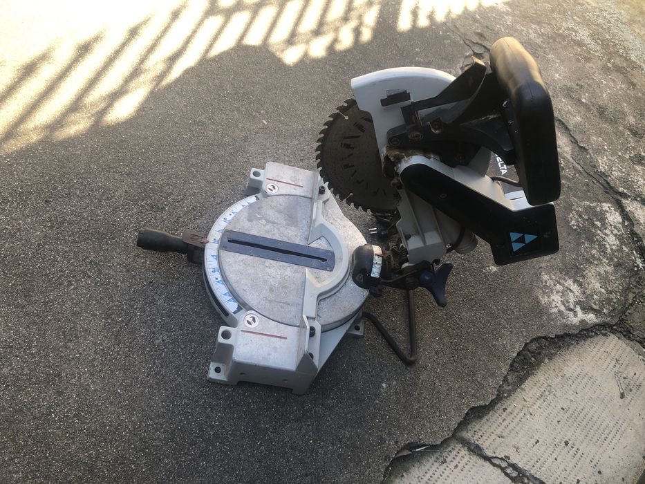 Fierăstrău unghiular