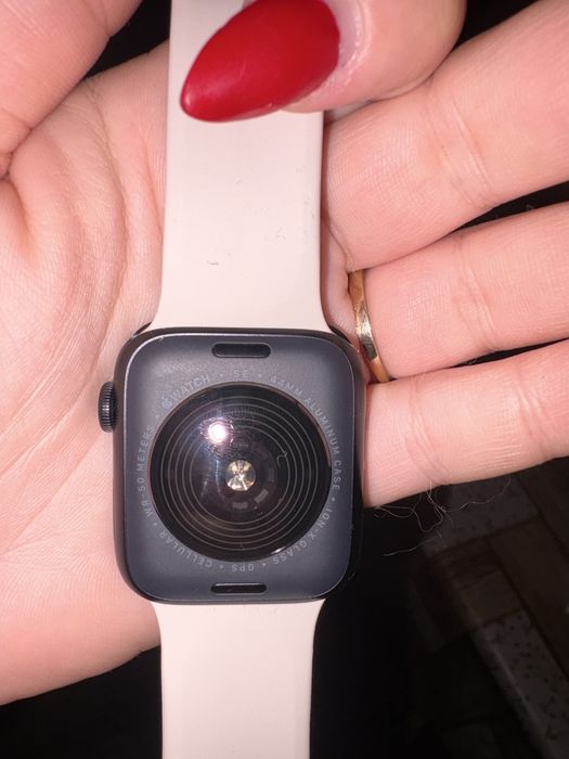 Продавам чясовник Apple watch see 3