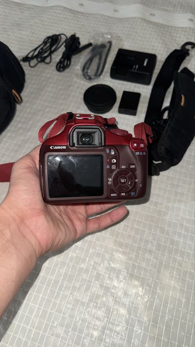 Canon EOS 1100D kit 18-55 красный