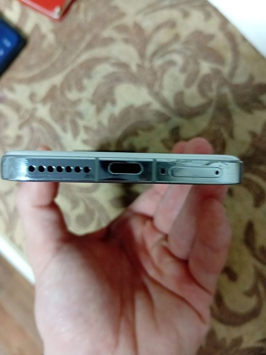 Xiaomi 14 в белом цвете