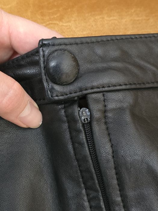 Кожаная юбка средней длины