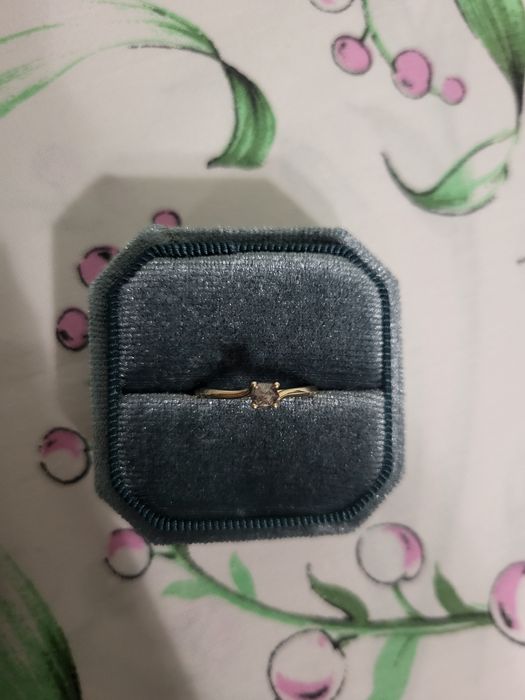 Золотое кольцо с бриллиантом от Обручалкакз