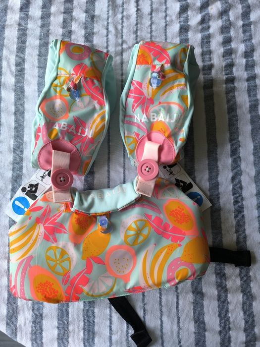 Детска жилетка с плувки за плуване