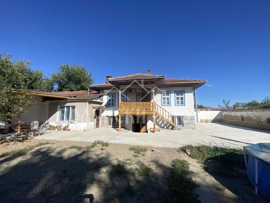 Двуетажна къща с дворно място в с. Ресен