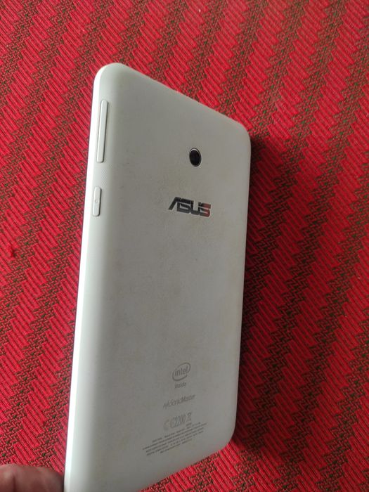 Tabletă ASUS cu slot micro SD Card și slot SIM