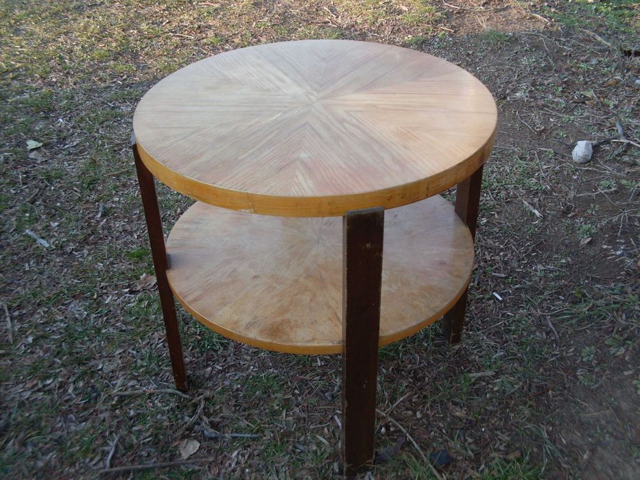 Дървени столове и маса.