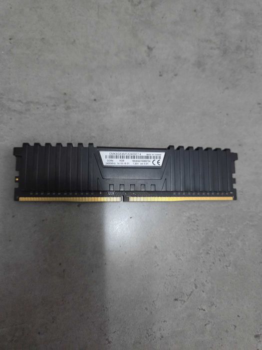 Corsair Vengeance LPX 8 GB DDR4-2400 (CL14)