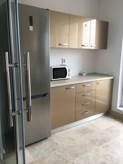 Închiriez apartament cu 2 camere