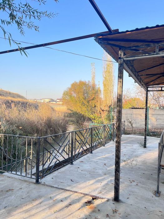 Продается Дача с выходом на речку, в Кибрае на Майском. 6+4 соток