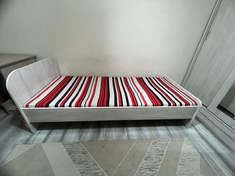 Кровать кровать в хорошем состоянии