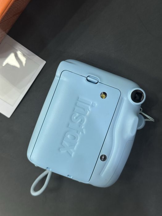 Продам instax mini 11