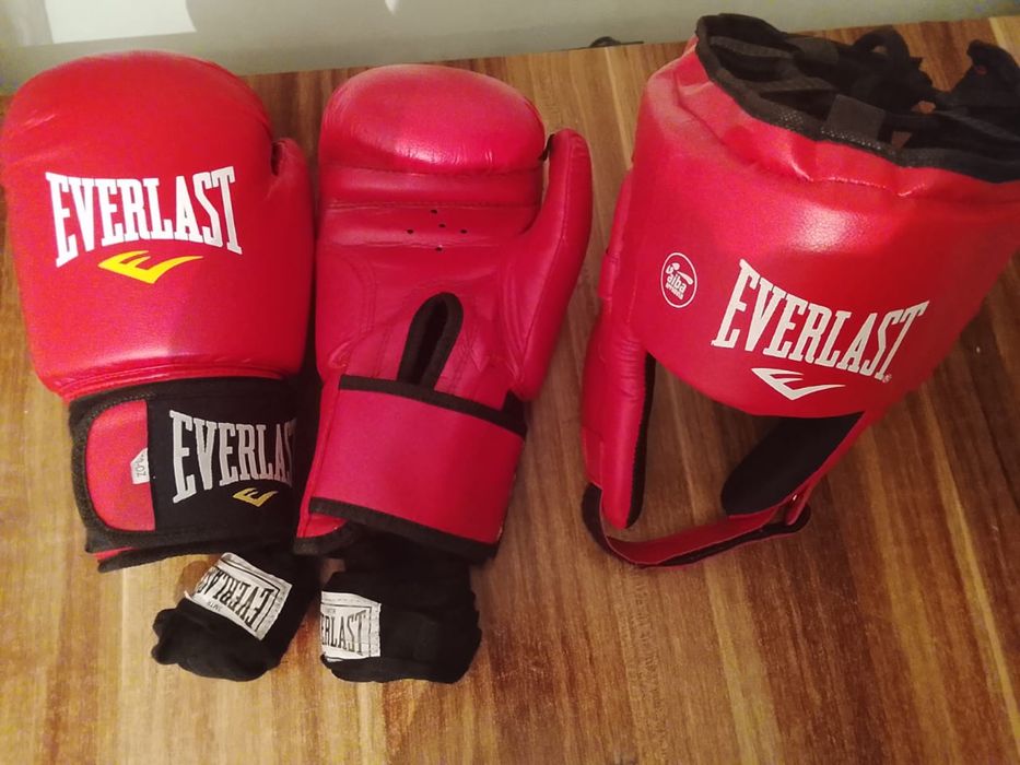 Боксерские перчаткаи шлем