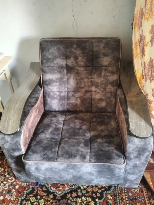 Диван и два кресла срочно сотилади