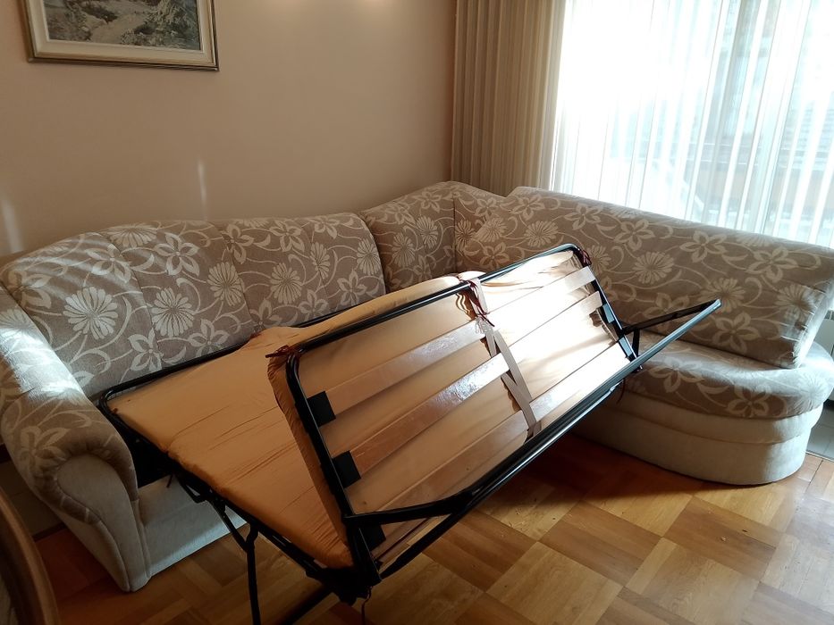 Диван ъглов, разтегателен от две части + 2 табуретки