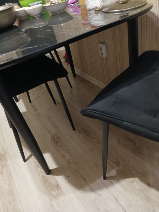 Продам стол со стульями новые