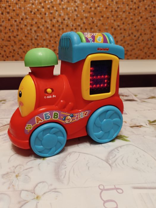 Паровозик Fisher Price.