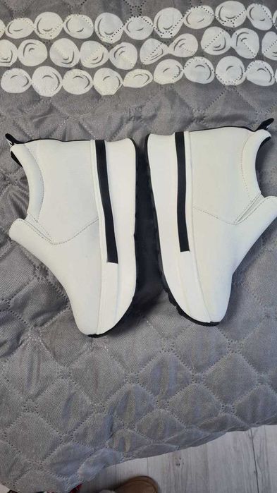 Леки пролетни бели маратонки на платформа