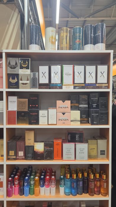 Vând orice tip de parfum aflat în poză.