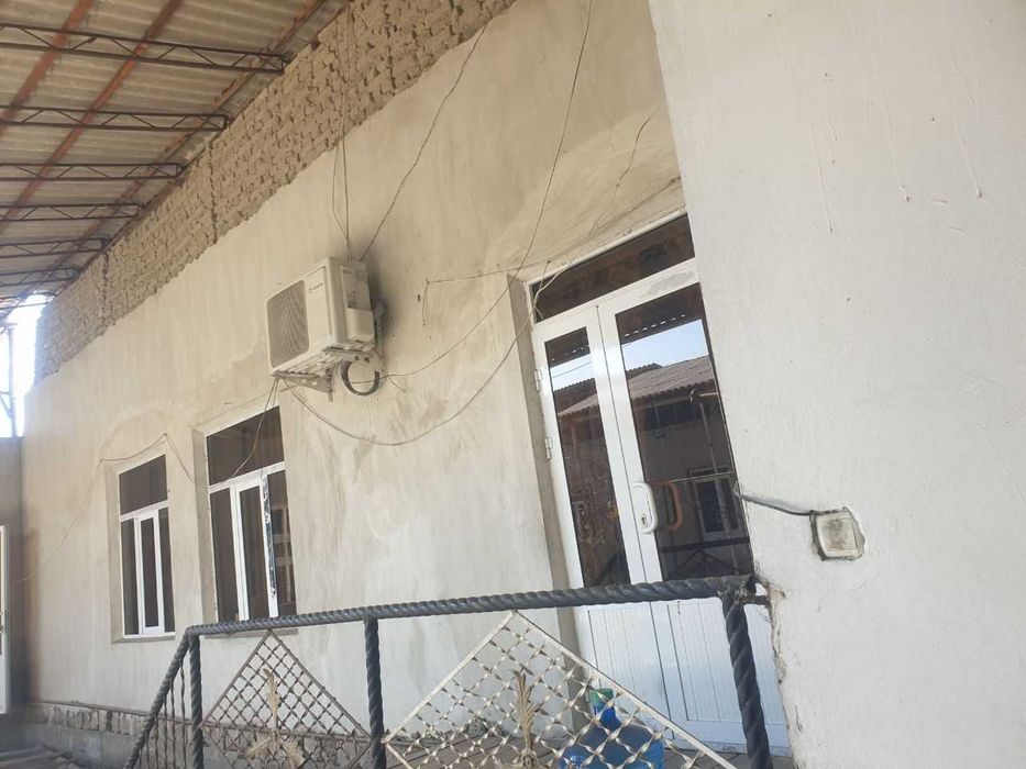 Uy sotiladi 5 sotixli yashab turilgan uy.