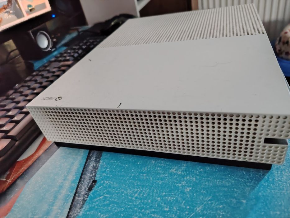 Vând Xbox one S 1Tb