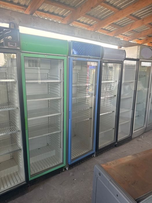 Витринные холодильники.