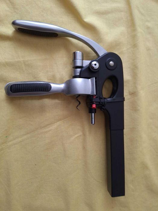 Tirbușon profesional cu pârghie (de tip lever corkscrew), folosit