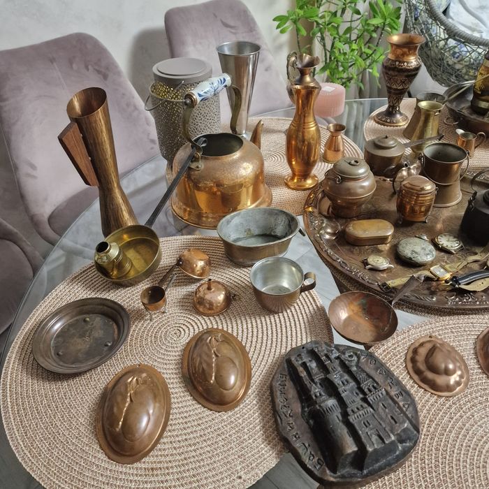 Colectie de obiecte vechi din cupru aduse din Nord