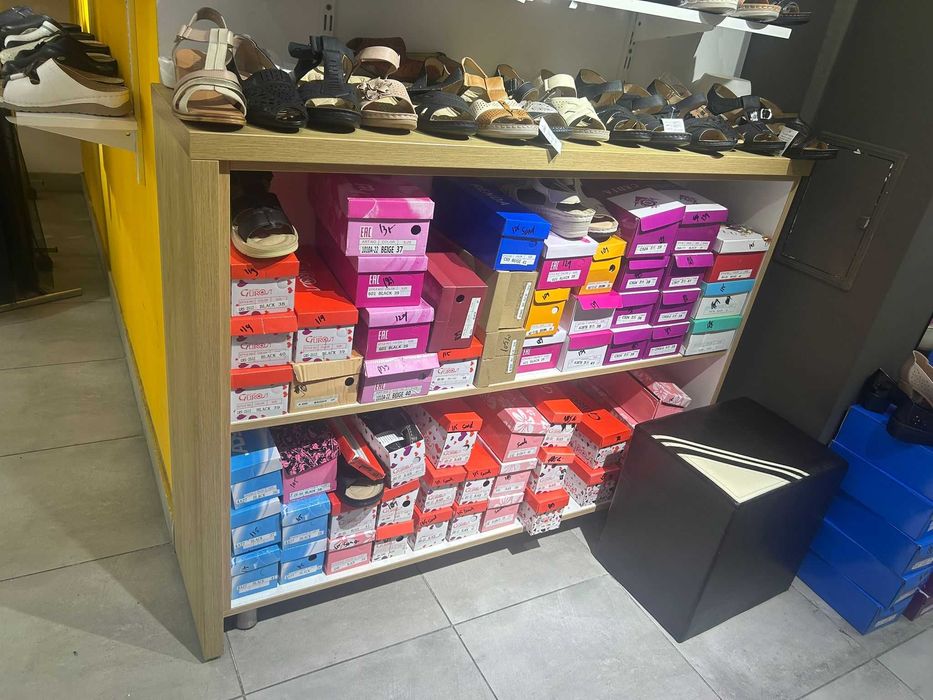 mobilier pentru magazin in stare foarte buna [birou , polite, mobilier