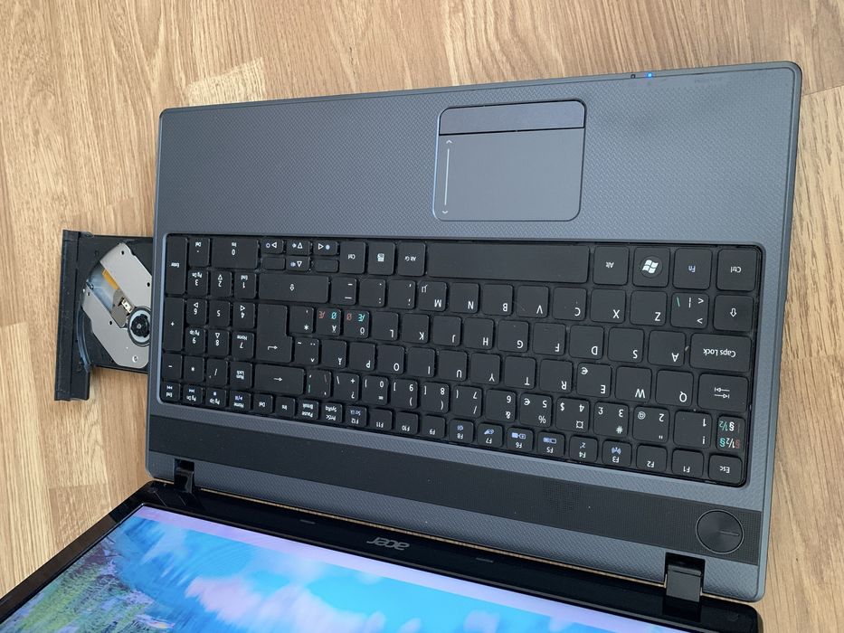 Laptop Acer display 15,6 led,Windows 250gb memorie,5gb ram ddr3,perfect functional vine cu încărcator