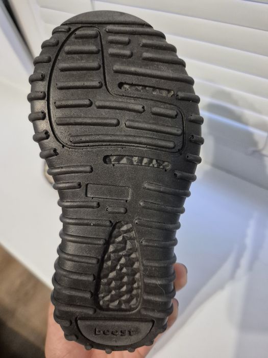 Оригинални маратонки adidas yezzy boost. 
Носени два пъти ,защото не у