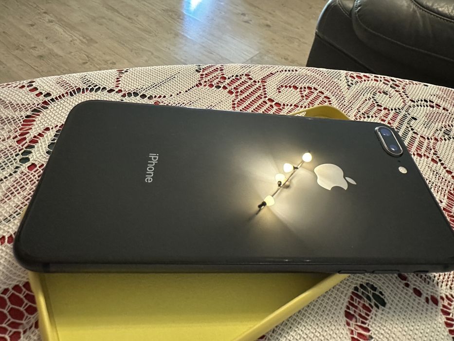 Iphone 8 plus + като нов