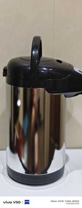 Термос горячей воды.