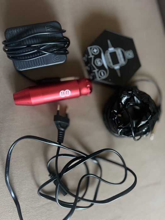 Vând produse de tatuat