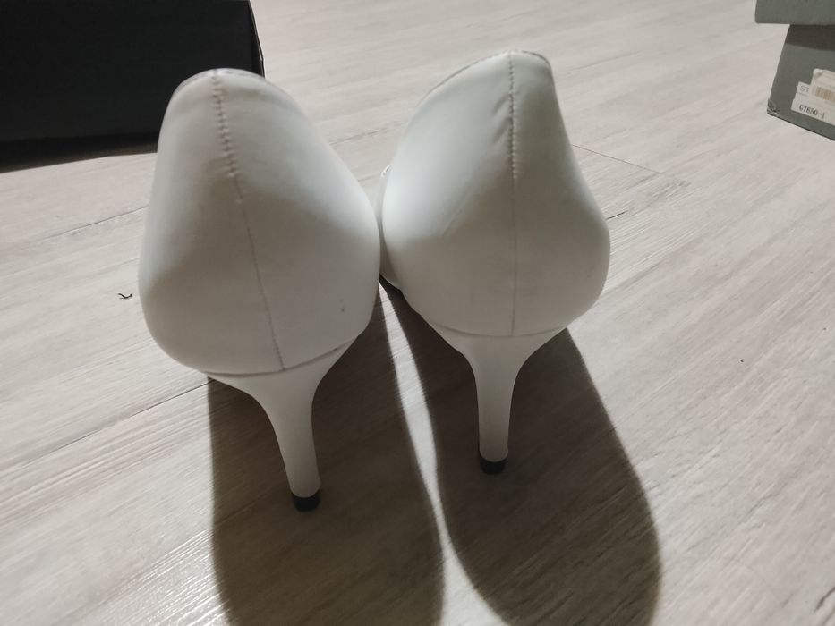 Официални обувки на тънък ток,нови,неизползвани, 40номер