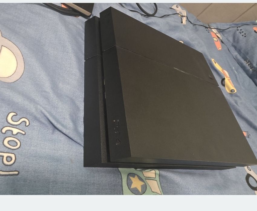 Vand pachet ps 4 cu multe jocuri volan pedale,2 controlere