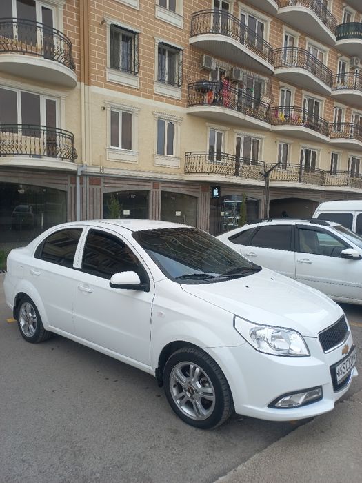 Тинчлик плаза олдида 1 хона 2 хона килинг уй!