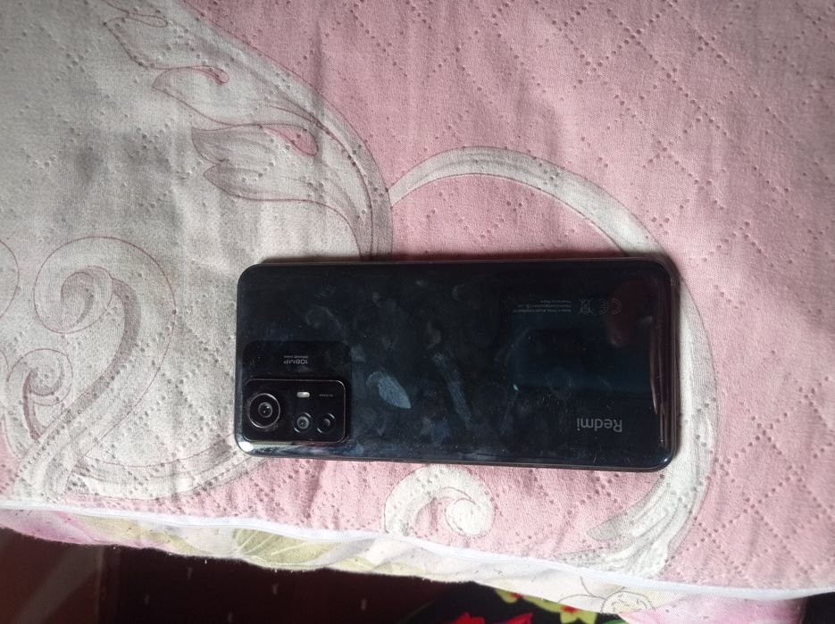 Ekran va zapchatlar bor. Ishlaydigan telefonlar ham bor